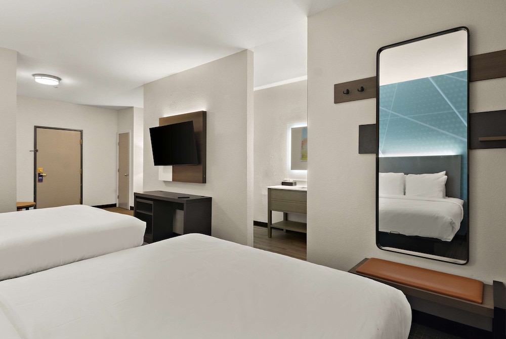 2 Beds Queen Suite Non Smoking Accessible with Walk in Shower - Photo 4