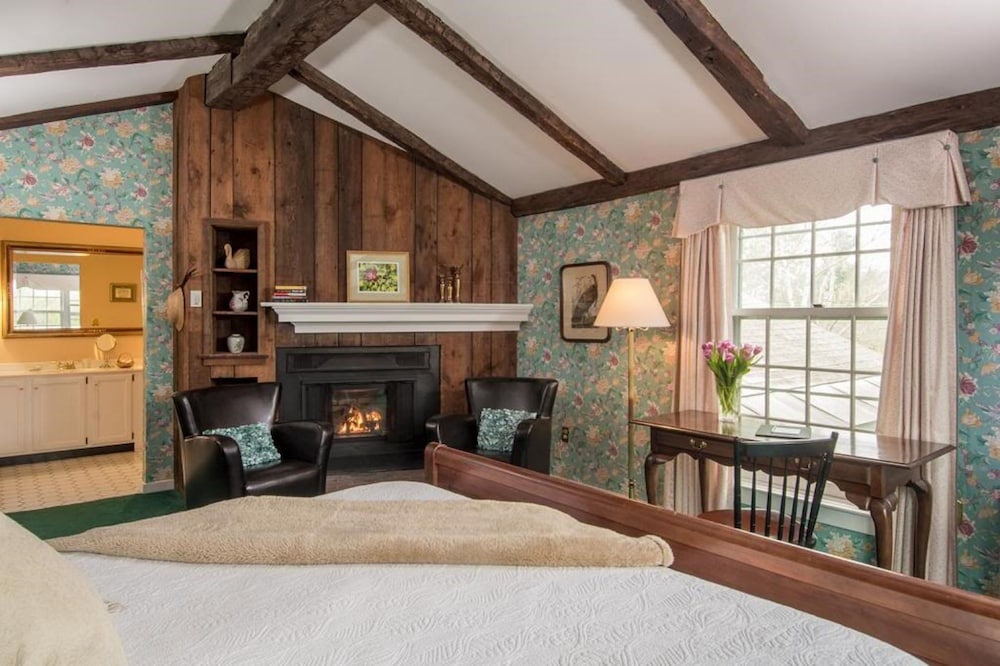 King Fireplace Room photo 2