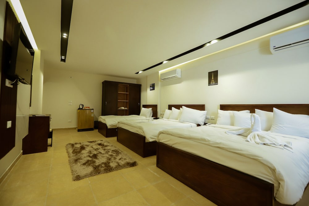 Family Room, Hot Tub, Desert View photo 2