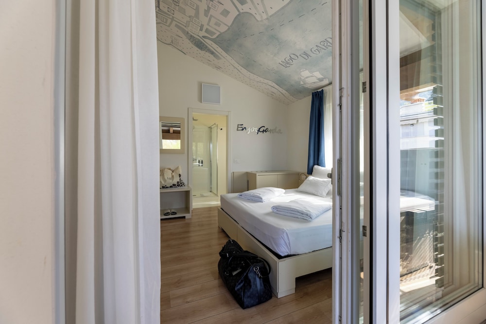 Superior Room, Lake View photo 3