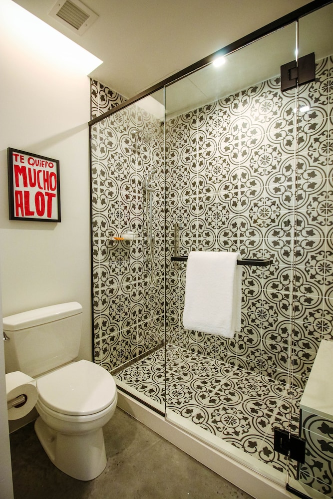 Deluxe Room, 1 King Bed, Accessible (Hearing) - Photo 4