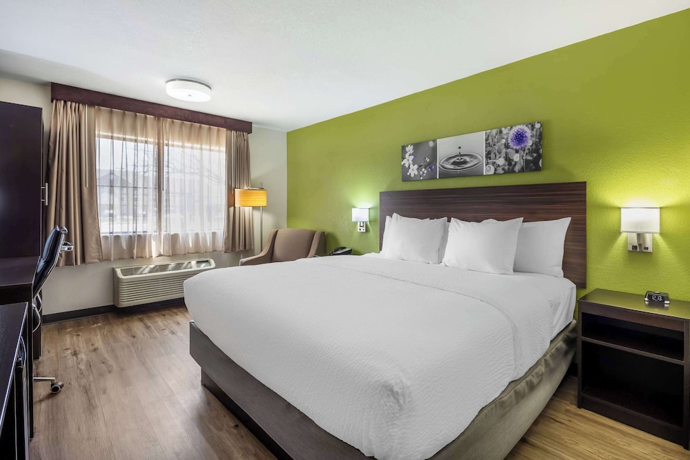Standard Room, 1 King Bed, Non Smoking - Photo 1