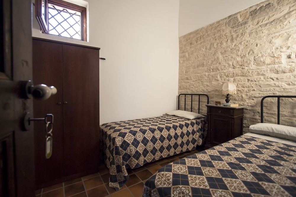 Economy Double or Twin Room, Shared Bathroom photo 2