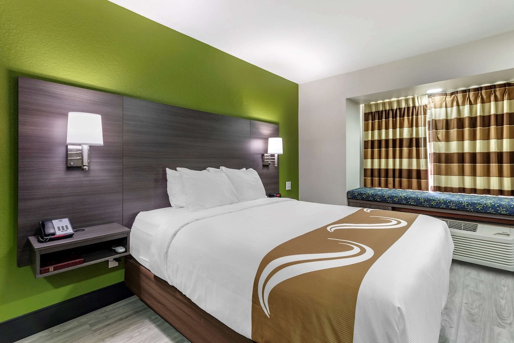 Room, 1 Queen Bed, Non Smoking (42 inch TV) - Photo 4