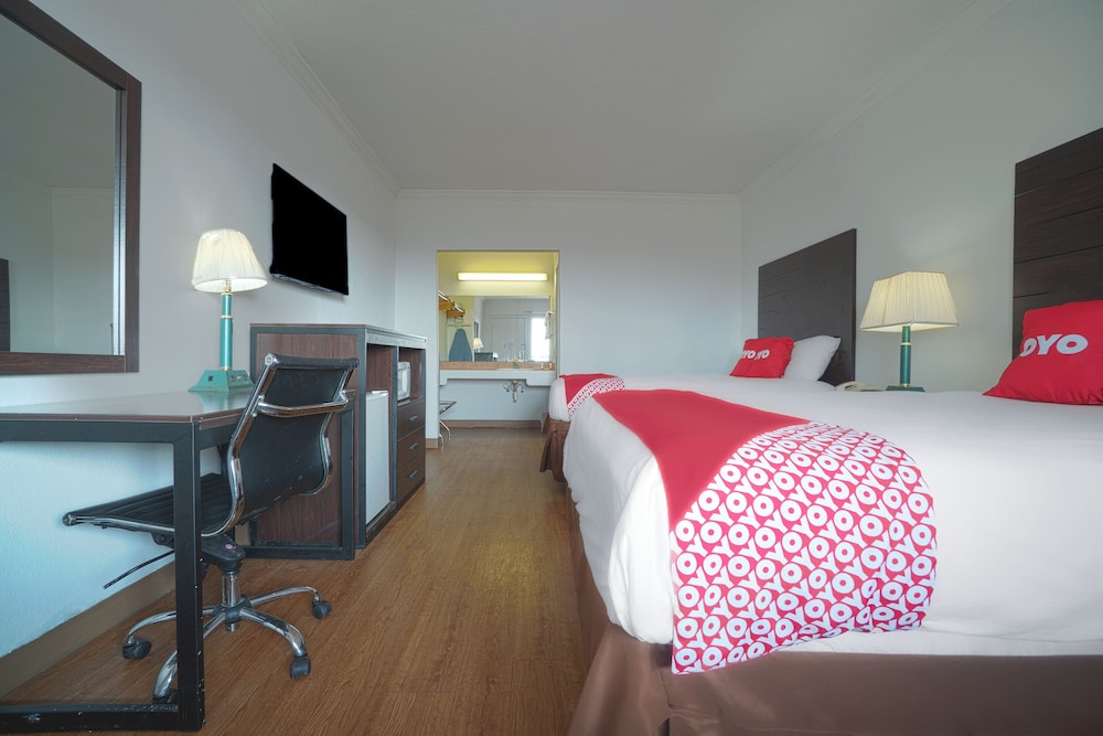 Room, 2 Queen Beds - Photo 6