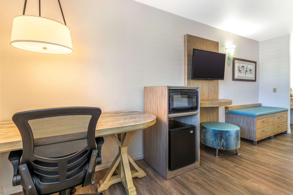 Business Suite, 1 King Bed, Non Smoking, Refrigerator & Microwave (Sofabed is a double bed) - Photo 3