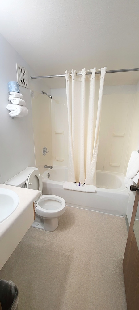 Standard Single Room, 1 King Bed, Non Smoking, Private Bathroom photo 2