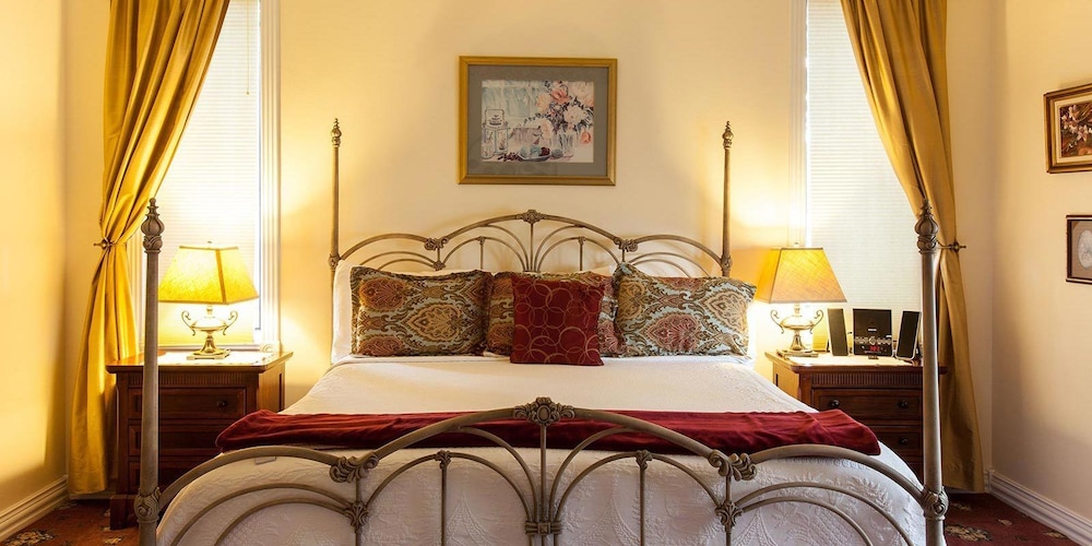 Downstairs Carriage Luxury Suite, 1 King Bed, Jetted Tub