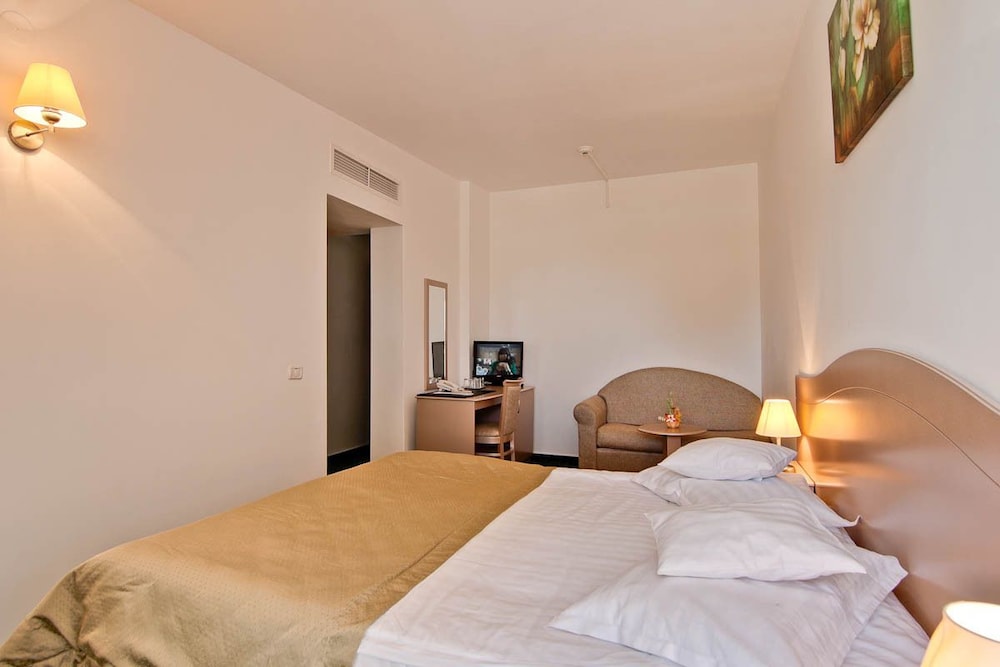 Standard Double or Twin Room photo 2