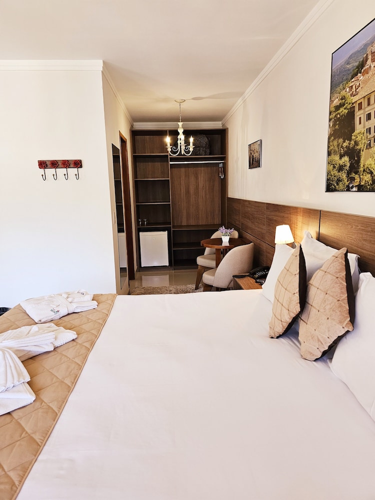 Deluxe Room, 1 Queen Bed, Jetted Tub, Mountain View photo 2
