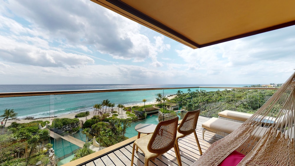 Junior Suite Oceanfront Adults