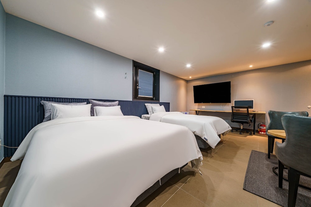 Family Twin Room, Multiple Beds, Non Smoking, Hot Tub photo 3