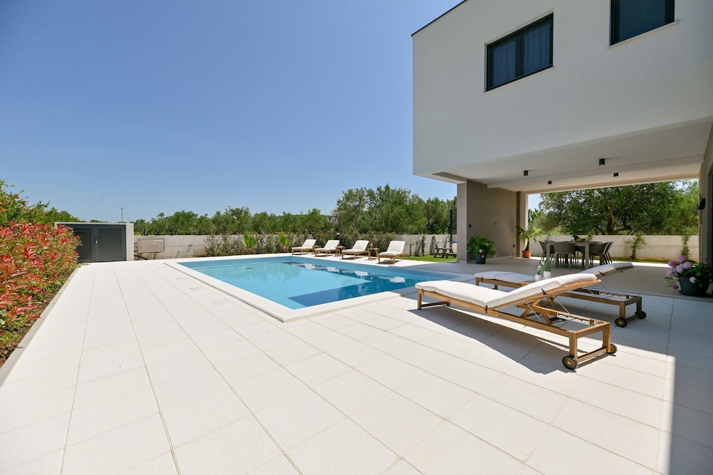 Villa photo 1
