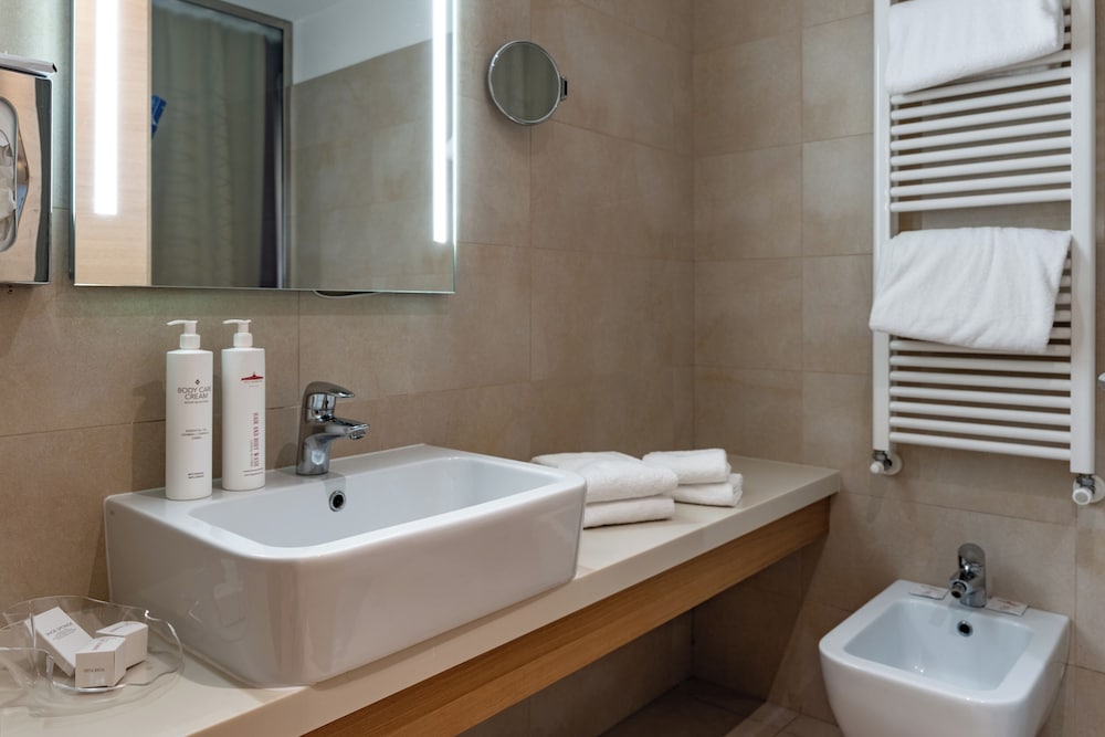 Basic Double Room, 1 Double Bed - Photo 3