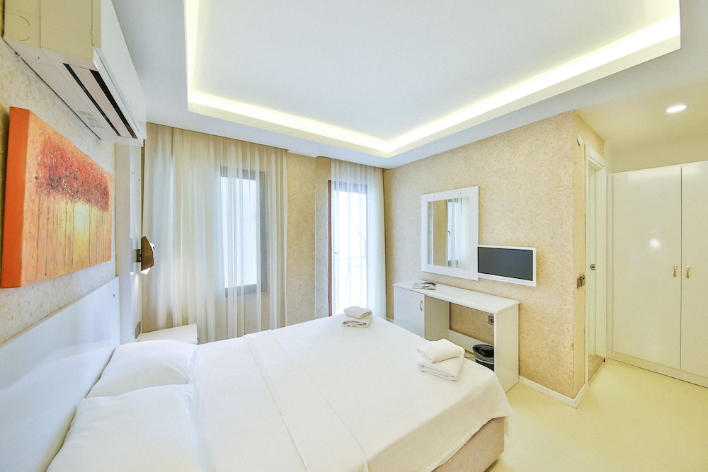 Economy Double Room (No Balcony, No View, Facing Wall) photo 1