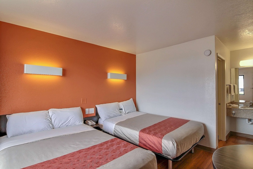 Standard Room, 2 Double Beds, Non Smoking photo 1