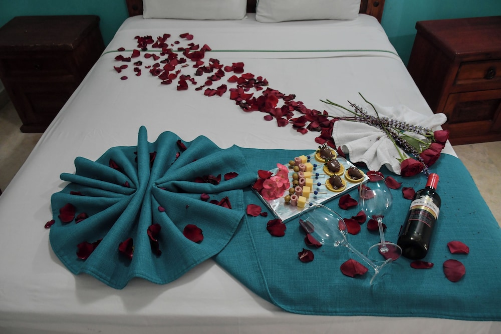 Honeymoon Suite - Photo 3