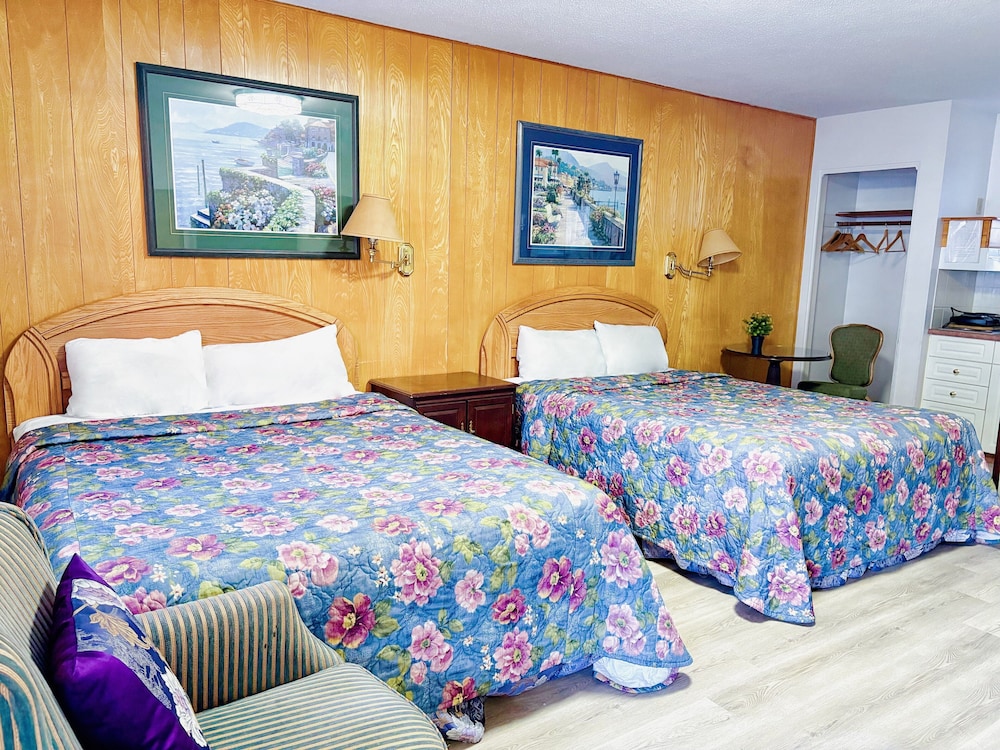 Standard Room, 2 Queen Beds - Pet friendly photo 2