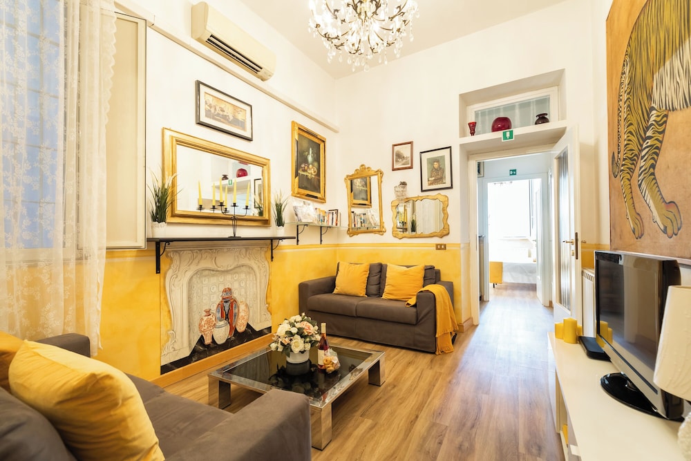 Cozy and chic 2-bedroom Apartment (Via dei Banchi Vecchi 132)