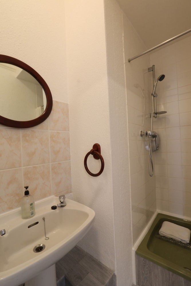 Single Room, Ensuite photo 3