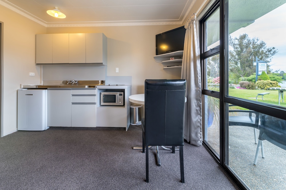 Standard Suite, 1 Bedroom, Non Smoking, Kitchen (Lakefacing Queen Sml) photo 3