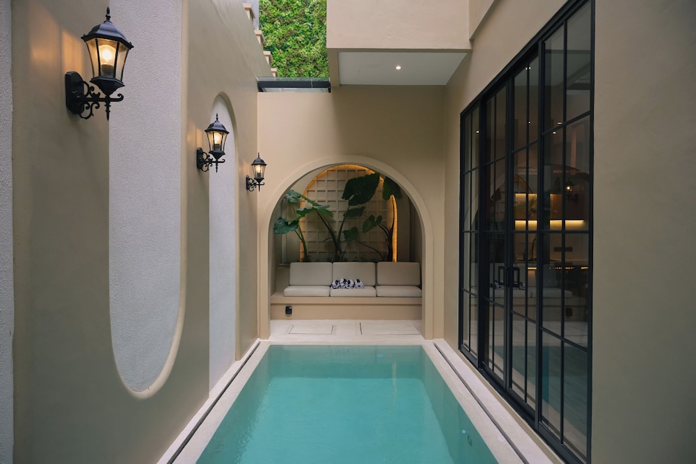 Residence Pool - Photo 15