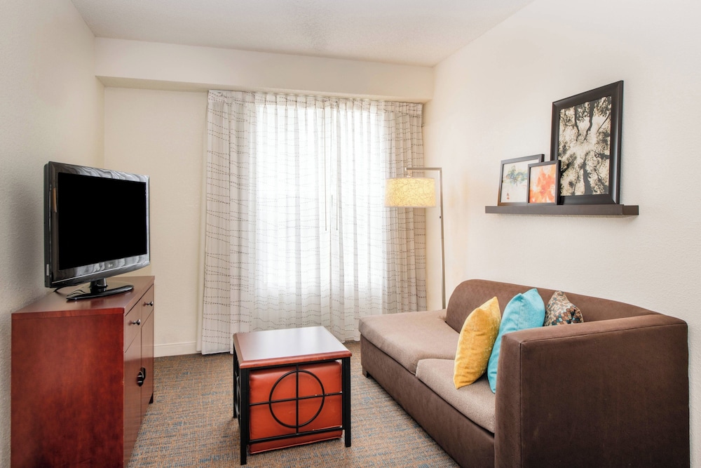 Suite, 2 Bedrooms (Mobility/Hearing Access, Roll-In Shwr) - Photo 5