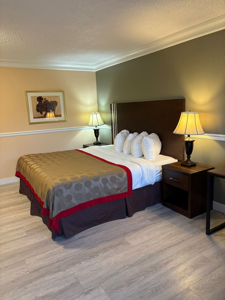 Deluxe Room, 1 King Bed photo 1