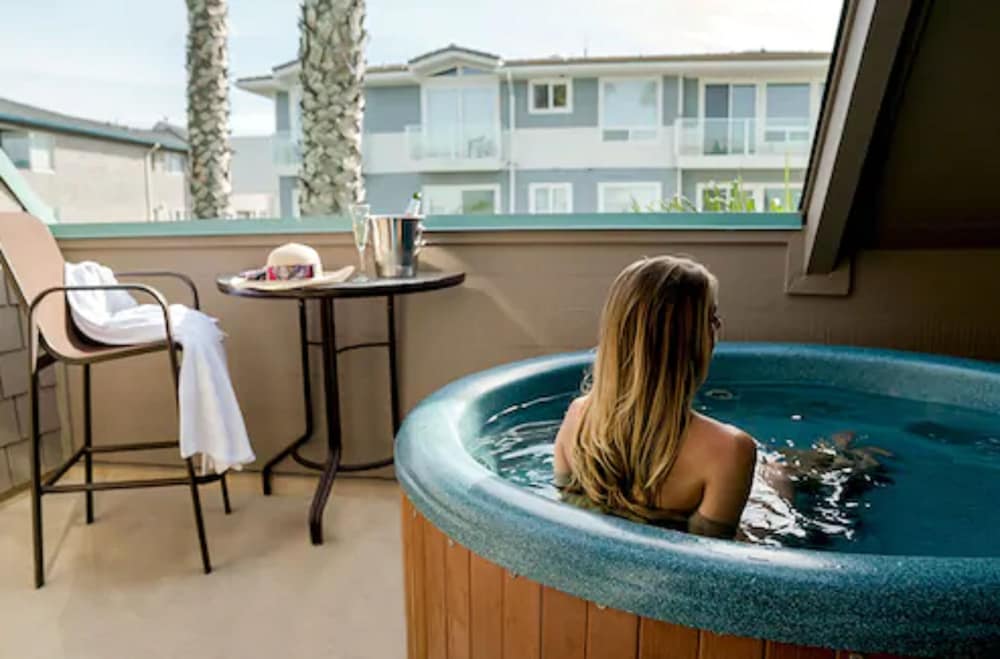 Deluxe City View Room with Hot Tub - Photo 5
