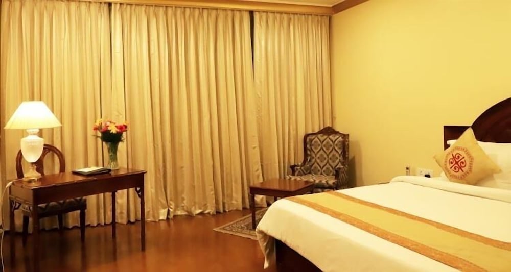 Suite - Photo 1