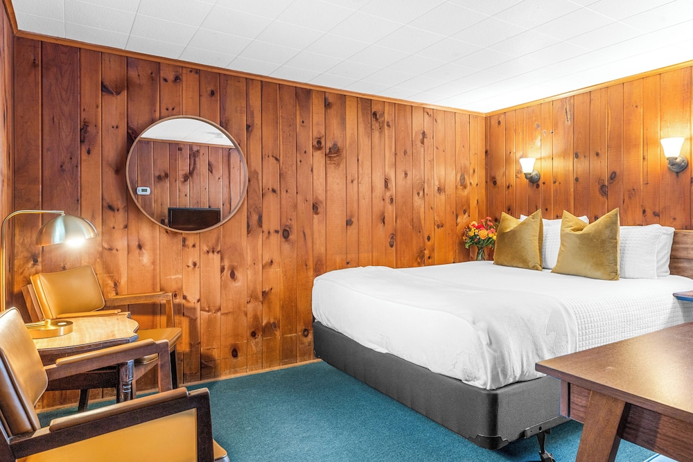 Double Room - This unit is not pet friendly photo 1