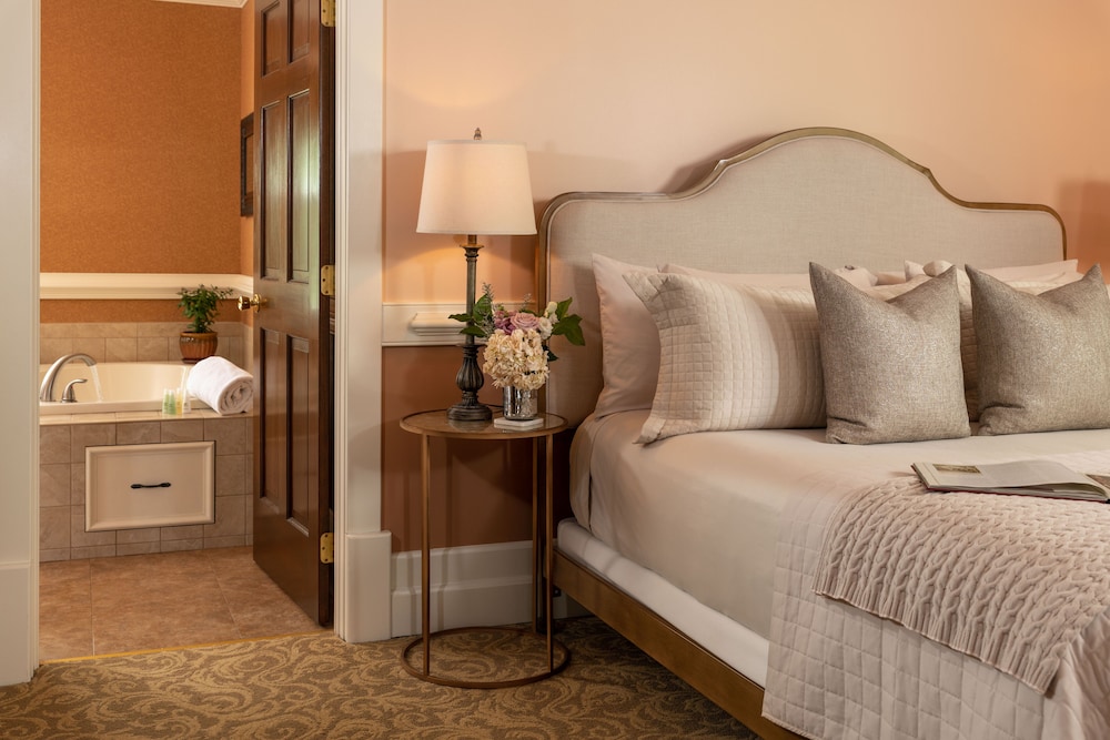 Suite, 1 King Bed, Private Bathroom photo 1