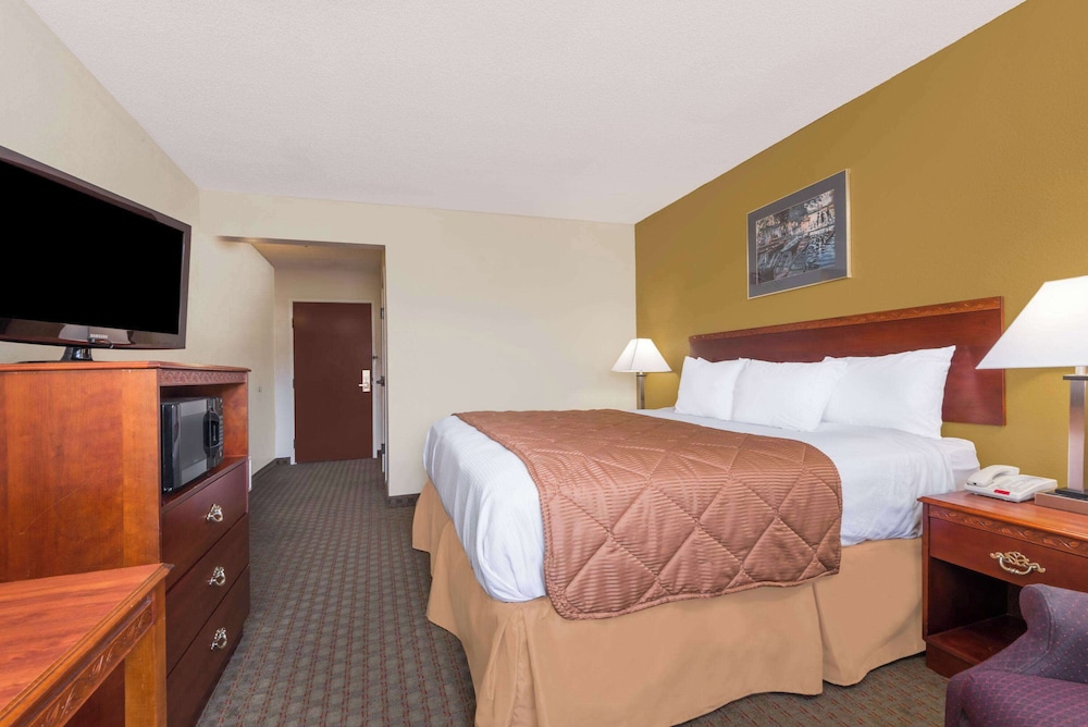Standard Room, 1 King Bed, Accessible, Non Smoking - Photo 1