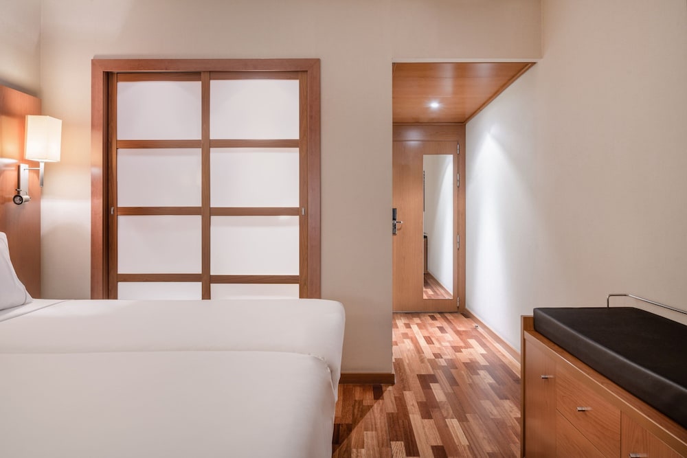 Standard Room, 3 Twin Beds thumbnail 5