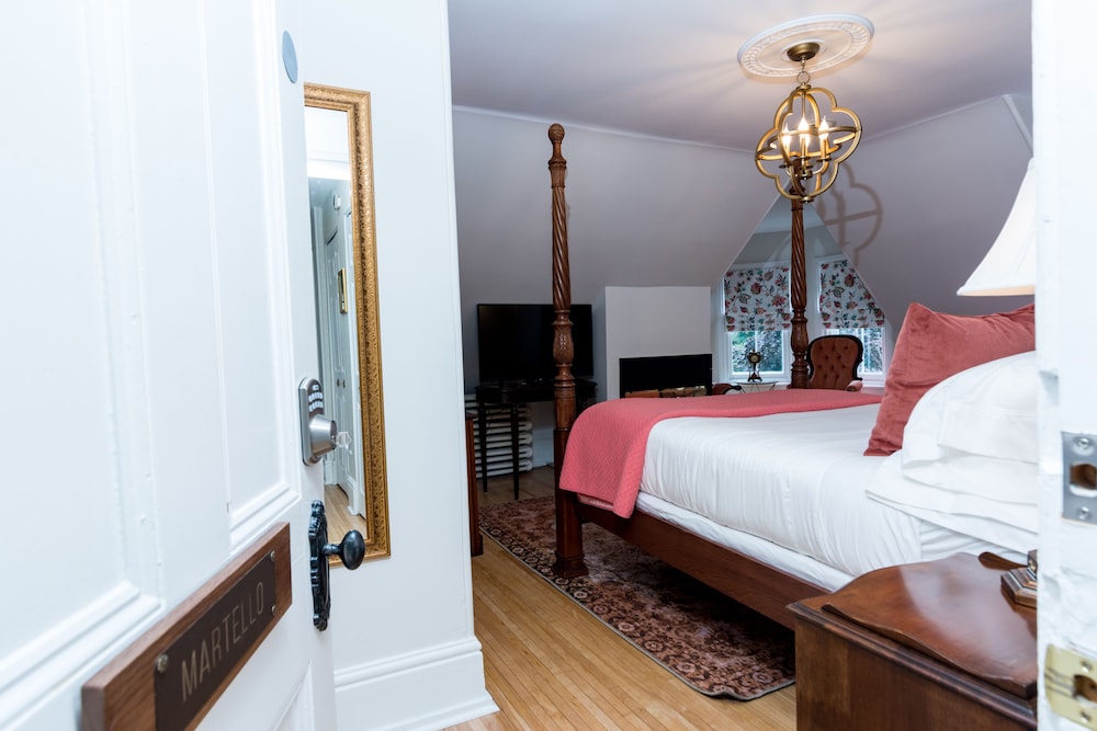 Room 1 Queen Bed (Martello)