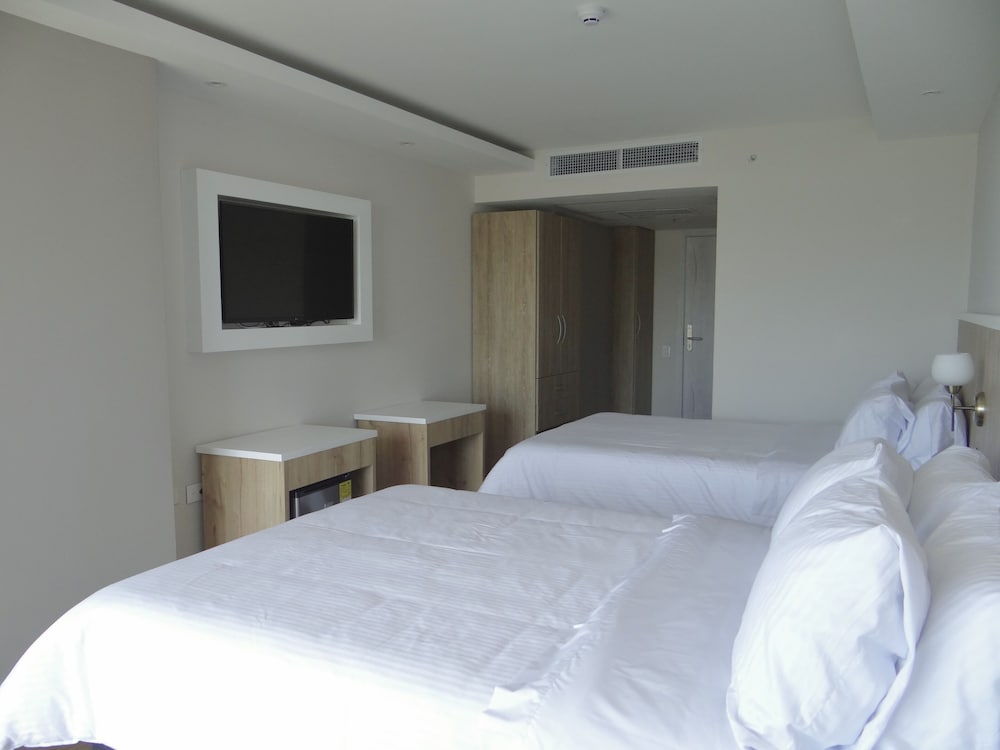 Family Room, 2 Double Beds, Non Smoking - Photo 2