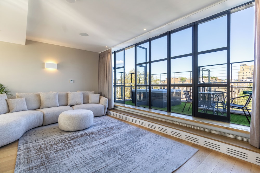 Suite 14 - Four Bedroom Penthouse with Hot Tub