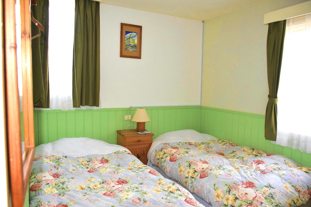 Standard Twin Room, Shared Bathroom (With a Sofa-bed) photo 1