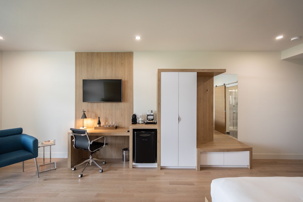 Comfort Room, Multiple Beds, Lake View