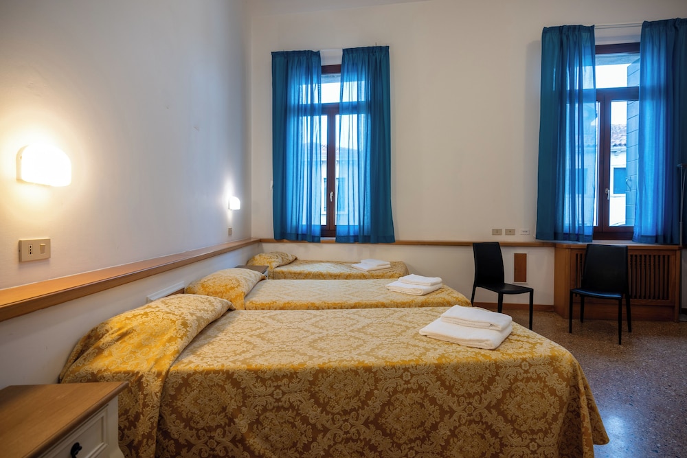 Basic Triple Room, Canal View photo 1