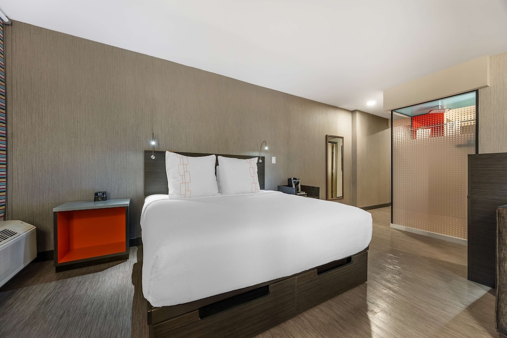 Standard Room, 1 King Bed, Non Smoking, Corner photo 3