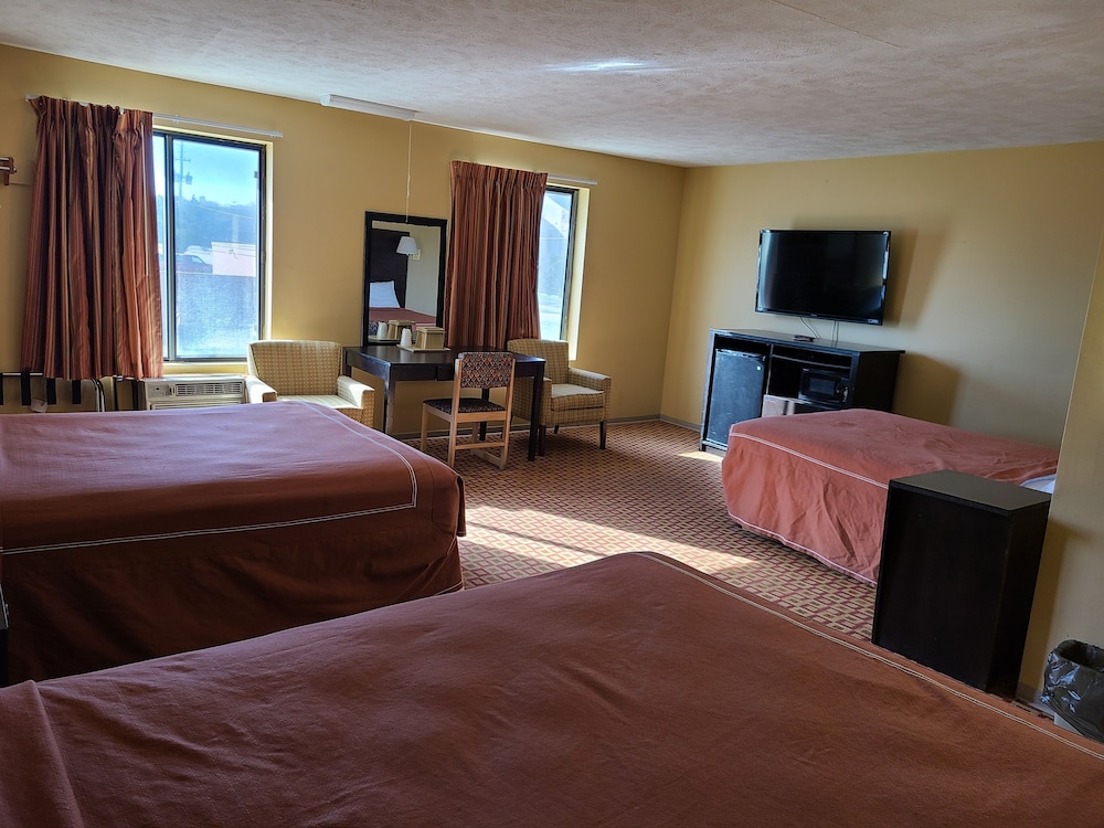 Family Triple Room, 3 Bedrooms, Refrigerator & Microwave photo 1