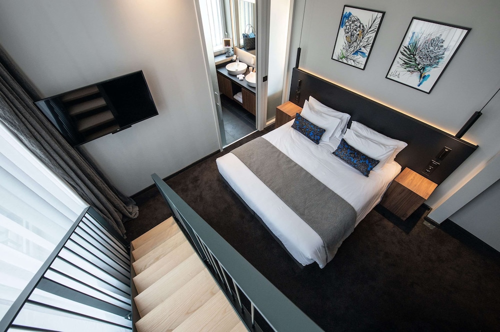 Junior Suite, 1 King Bed, Non Smoking (with Sofabed) - Photo 3