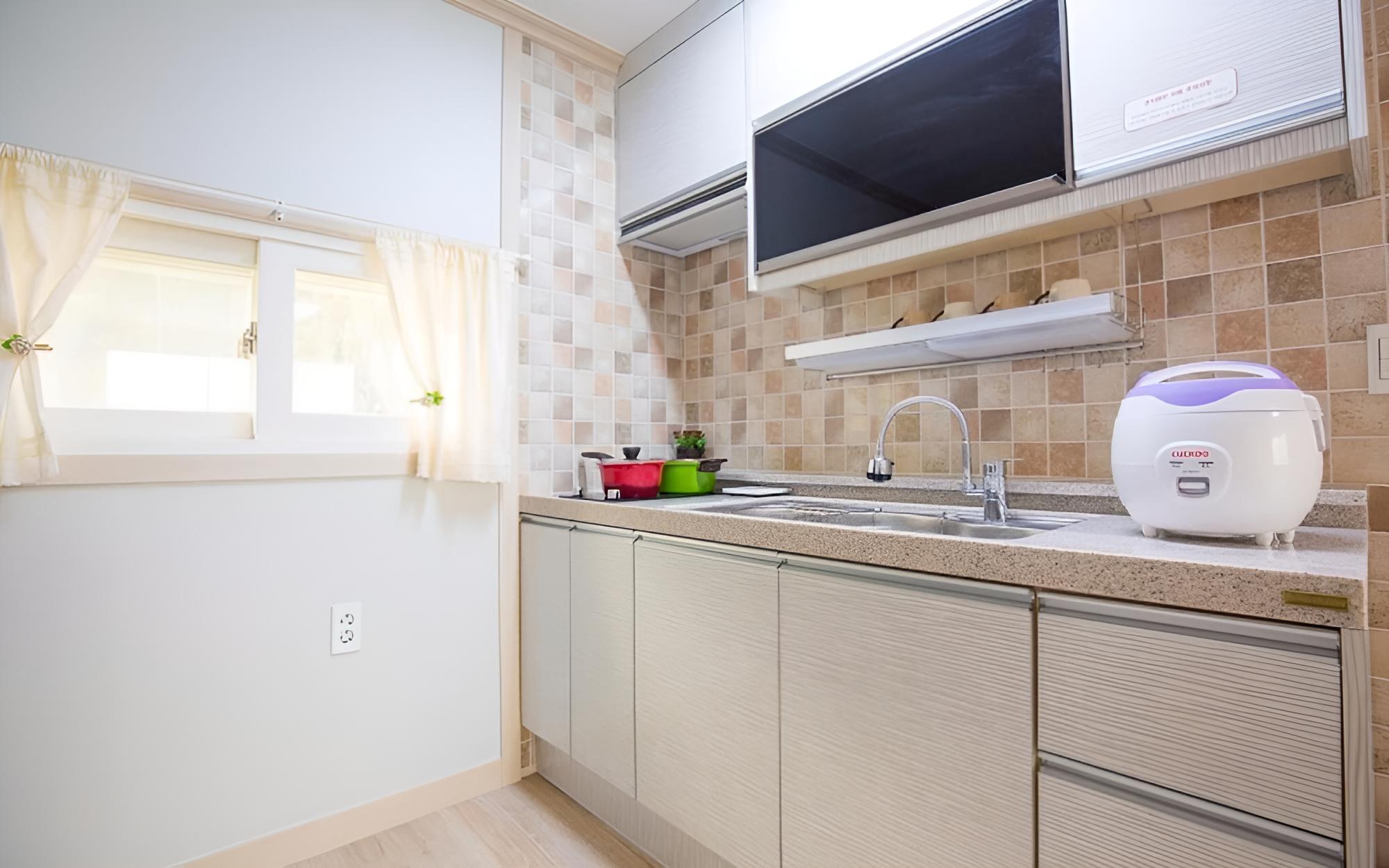 Room (No 301 (3F)) photo 2