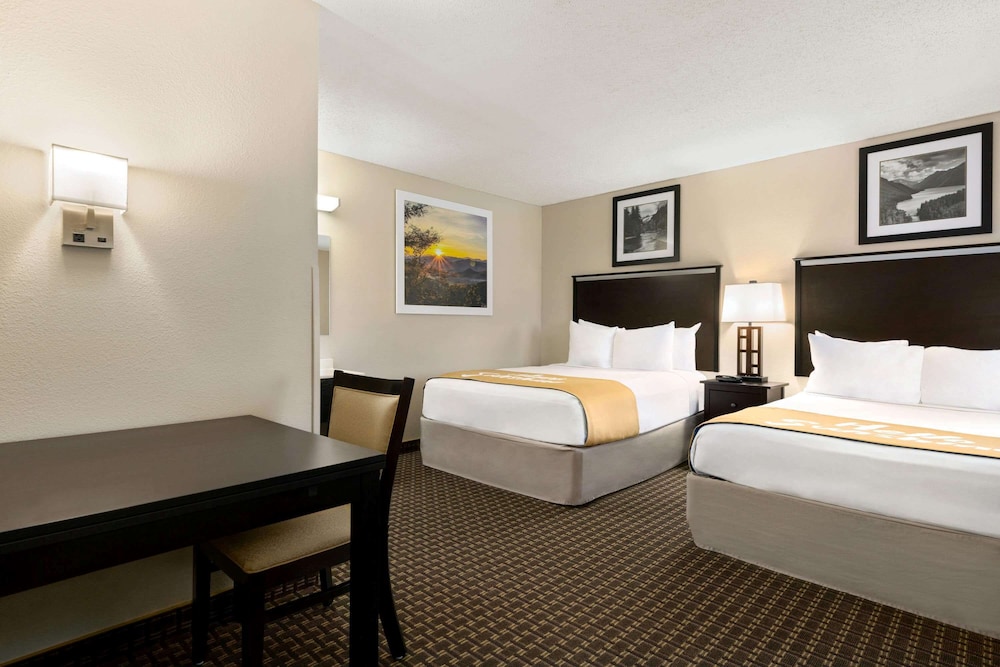Room, Multiple Beds, Non Smoking (2nd Floor Only) - Photo 1