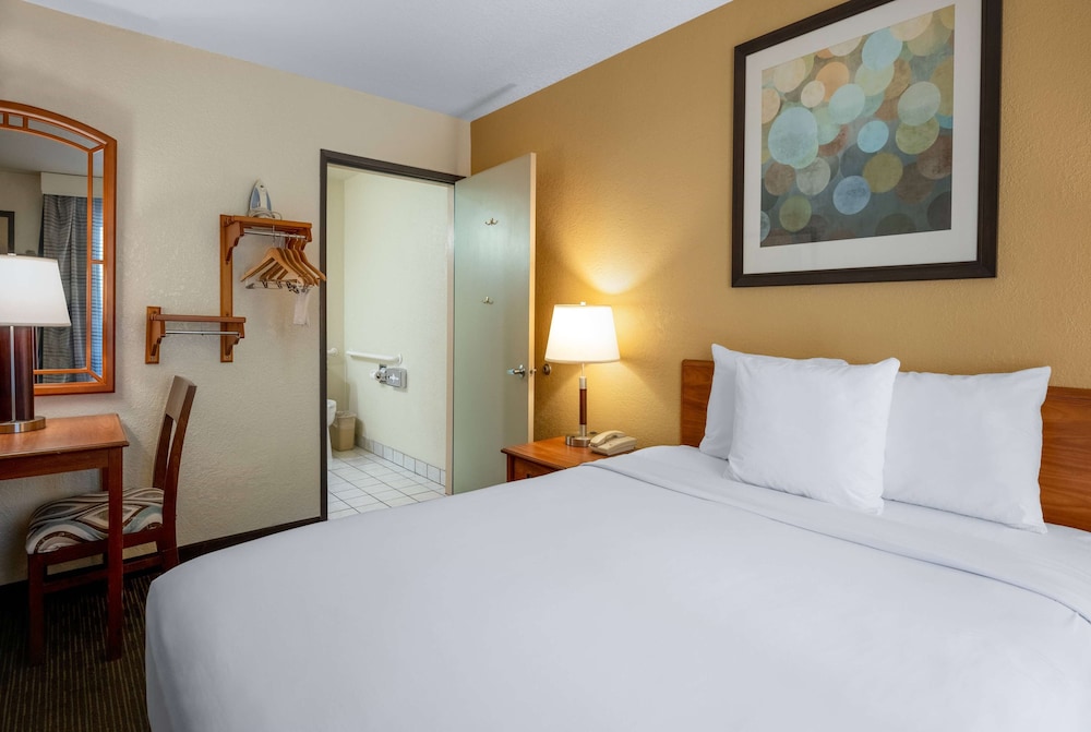 Deluxe Room, 1 Queen Bed, Mobility Accessible, Non Smoking - Photo 2