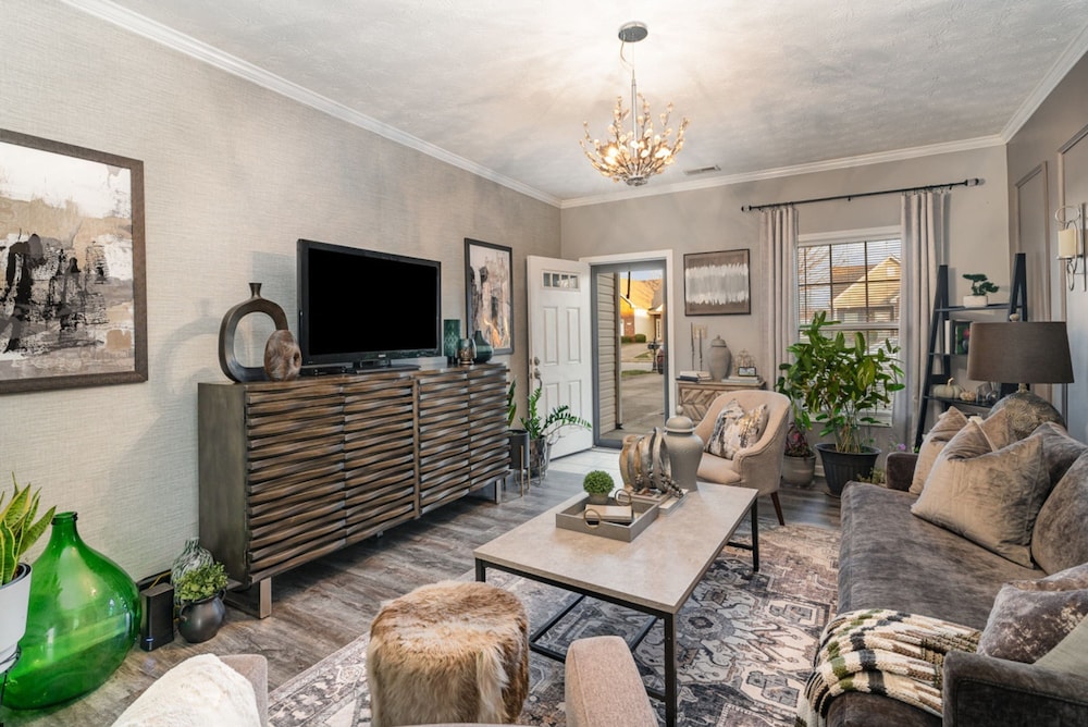 Stylish 2BR Townhome w Garage Patio Perfect for Stays or Assignments, Foto 8