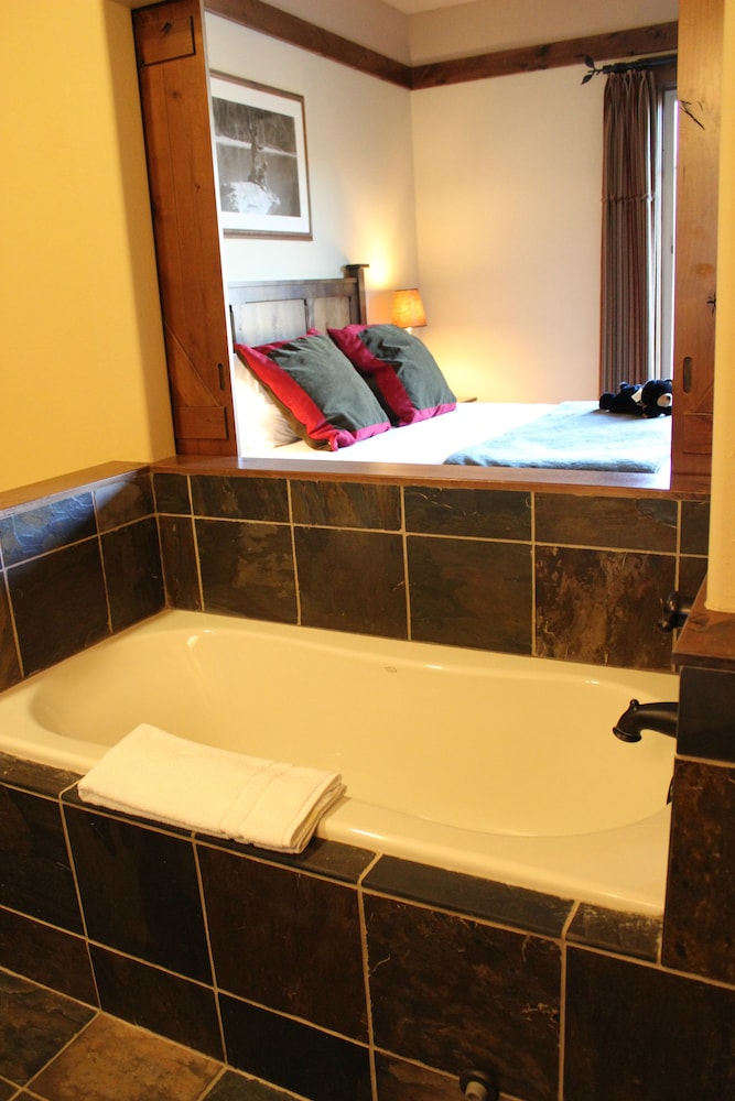 Accessible King Viking Lodge Room - Photo 1