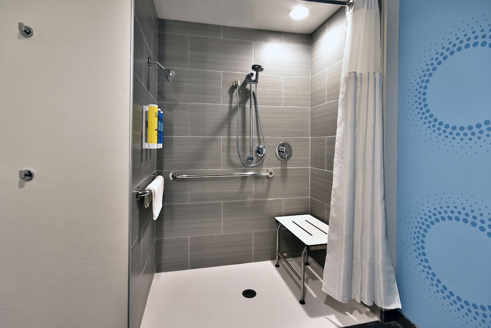 Room, 1 King Bed, Accessible (Roll-In Shower) - Photo 2