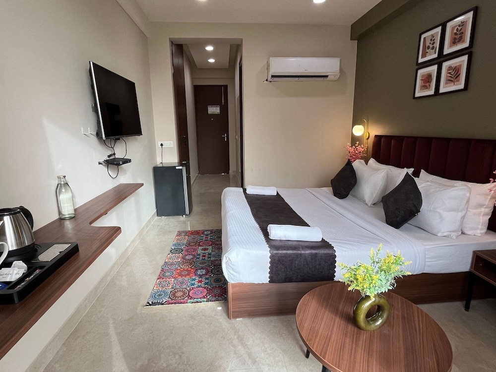 Superior Room with Balcony - Photo 13